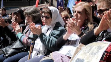 Fuera de Tribunales esperaron las condenas.