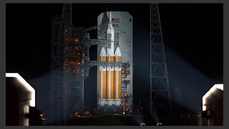 La cápsula Orion instalada en un cohete Delta IV, antes de su lanzamiento desde la plataforma 37 del complejo de lanzamiento espacial de la base de Cabo Cañaveral.