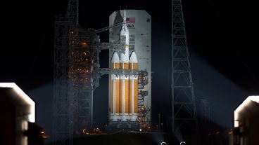 La cápsula Orion instalada en un cohete Delta IV, antes de su lanzamiento desde la plataforma 37 del complejo de lanzamiento espacial de la base de Cabo Cañaveral.