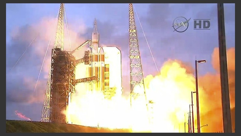 Captura tomada de NASA TV que muestra el lanzamiento de la cápsula Orion, a bordo del cohete Delta IV.