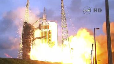 Captura tomada de NASA TV que muestra el lanzamiento de la cápsula Orion, a bordo del cohete Delta IV.