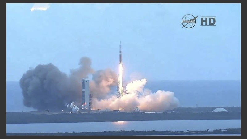 Captura tomada de NASA TV que muestra el lanzamiento de la cápsula Orion, a bordo del cohete Delta IV.