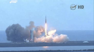 Captura tomada de NASA TV que muestra el lanzamiento de la cápsula Orion, a bordo del cohete Delta IV.