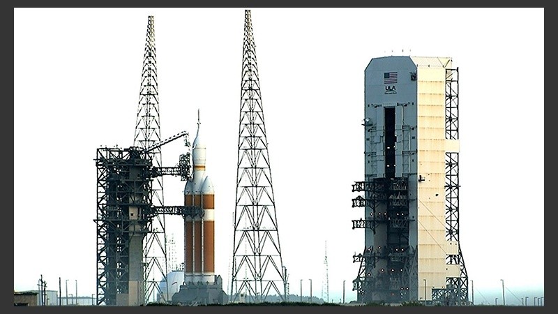 La cápsula Orión y el cohete propulsor Delta IV, listos para su lanzamiento en Cabo Cañaveral.