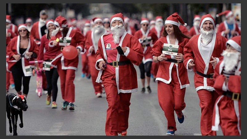 Papá Noel para todos. En el mundo se han hecho populares las carreras donde se visten como Santa Claus.