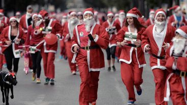 Papá Noel para todos. En el mundo se han hecho populares las carreras donde se visten como Santa Claus.