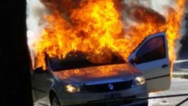 El coche explotó en pleno centro de Funes.