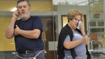 Los padres de Paula, encadenados en los tribunales sanlorencinos.