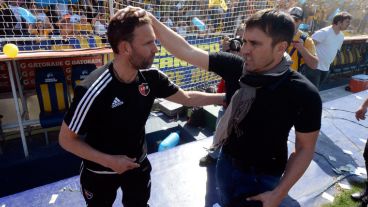 Coudet saluda a Bernardi antes del comienzo del partido. (Fotobaires)