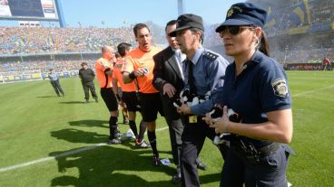 La policía retirando unos objetos que tiraron de la platea canalla. (Fotobaires)