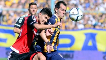 Dos jugadores disputan el balón, la foto repetida del partido. (Fotobaires)