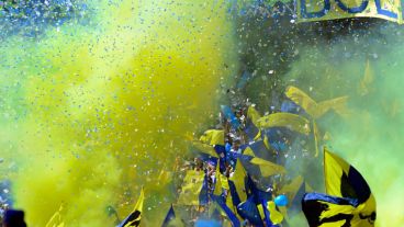 El partido se jugó ante una multitud que le puso color a la tarde. (Fotobaires)