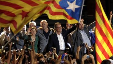 El presidente catalán, Artur Mas, celebra con candidatos.