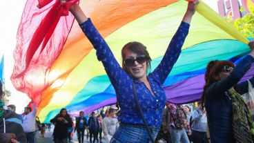 Colorida y ruidosa marcha del Orgullo Gay por las calles de la ciudad. (Alan Monzón/Rosario3.com)