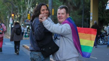 Unos jóvenes posan ante la cámara en pleno baile durante la marcha. (Alan Monzón/Rosario3.com)