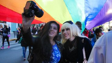 Dos chicas toman una foto bajo la gran bandera desplegada por las calles rosarinas. (Alan Monzón/Rosario3.com)