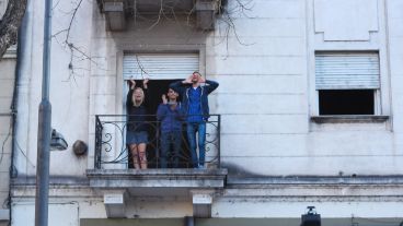 Desde los balcones bajaron muchos aplausos y muestras de apoyo. (Alan Monzón/Rosario3.com)