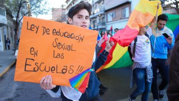 Uno de los carteles visto durante la marcha este sábado. (Alan Monzón/Rosario3.com)