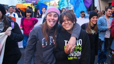 Dos chicas posan ante cámara durante la caminata organizada por la comunidad LGBT. (Alan Monzón/Rosario3.com)