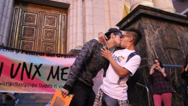 Antes de llegar al Monumento, hubo besos frente a la Catedral de Rosario. (Alan Monzón/Rosario3.com)