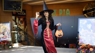 Una mujer posa en cámara en la celebración de esta tradición de origen celta. (EFE)