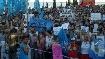 Carteles y consignas en el Parque España.