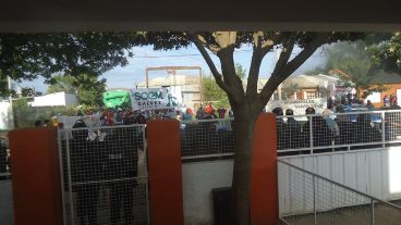 Protesta de los trabajadores municipales frente a la casa del intendente de Las Rosas.