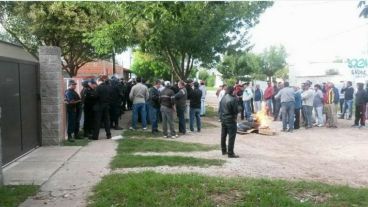 Protesta de los trabajadores municipales frente a la casa del intendente de Las Rosas.