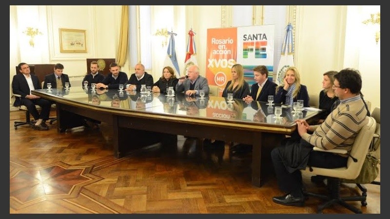 El gobernador hizo el anuncio junto a la intendenta y los concejales del Frente Progresista.