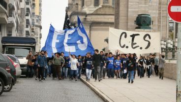 Las banderas de los centros de estudiantes secundarios se confundían con las de los gremios de taxistas.