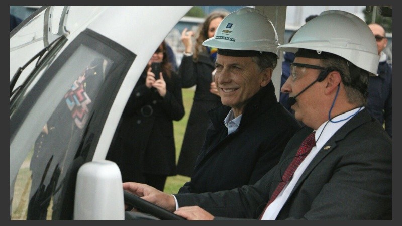 Macri recorrió la planta de General Motors a poco de su llegada. (Alan Monzón/Rosario3.com)