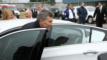 Macri baja del nuevo vehículo de Chevrolet.