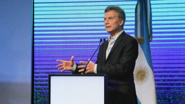 Gestos y movimiento de manos durante discurso del presidente.