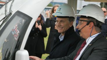 Macri llegó a la planta y la recorrió arriba de un carrito.