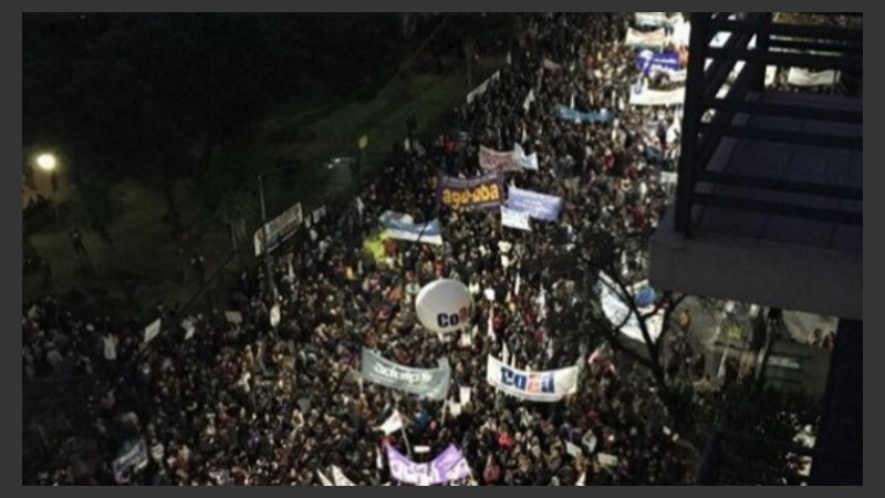 Delegaciones de todo el país confluyeron en una masiva marcha frente al Ministerio de Educación de la Nación.