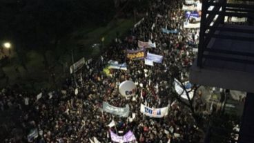 Delegaciones de todo el país confluyeron en una masiva marcha frente al Ministerio de Educación de la Nación.