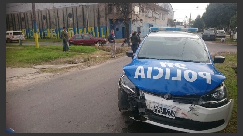 Así quedó el móvil policial que chocó en medio de la persecución. 