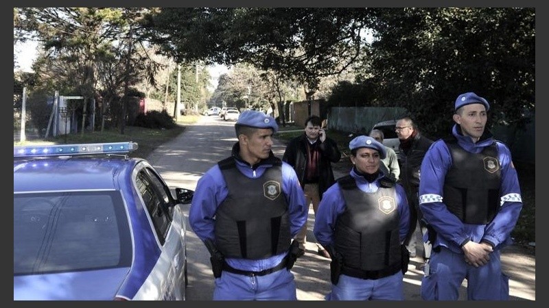 Los policías en el lugar del hecho.