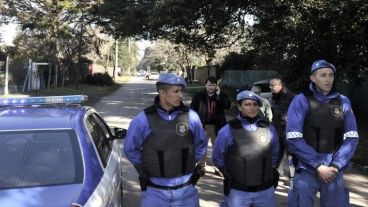 Los policías en el lugar del hecho.