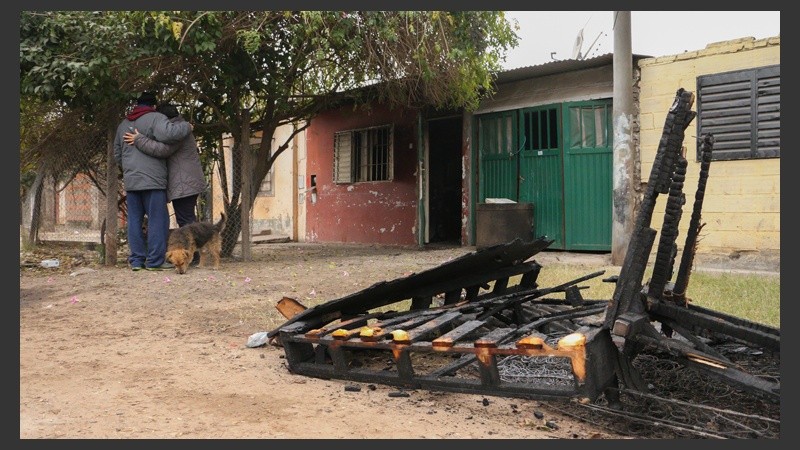 Restos del incendio frente a la vivienda donde se produjo la tragedia. 