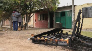 Restos del incendio frente a la vivienda donde se produjo la tragedia.