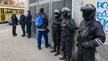 Policías custodiaban la sede de Trabajo.