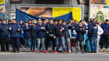 En la calle, una protesta contra el cierre los domingos.