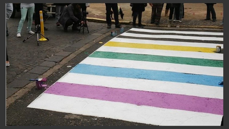 Pintan la senda peatonal del Concejo con los colores de la diversidad. 