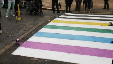 Pintan la senda peatonal del Concejo con los colores de la diversidad.