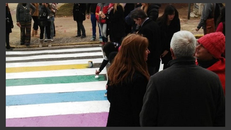 Pintan la senda peatonal del Concejo con los colores de la diversidad. 