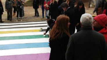 Pintan la senda peatonal del Concejo con los colores de la diversidad.