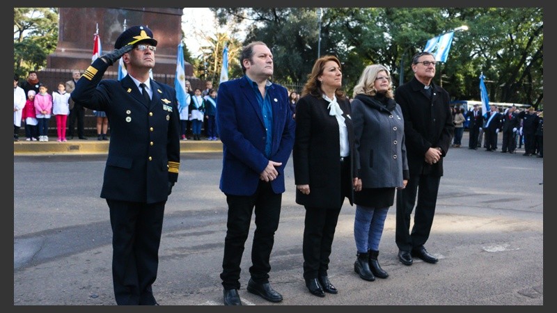 Autoridades en el izamiento a la bandera.