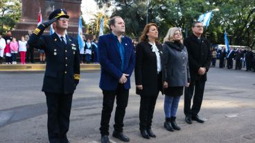 Autoridades en el izamiento a la bandera.