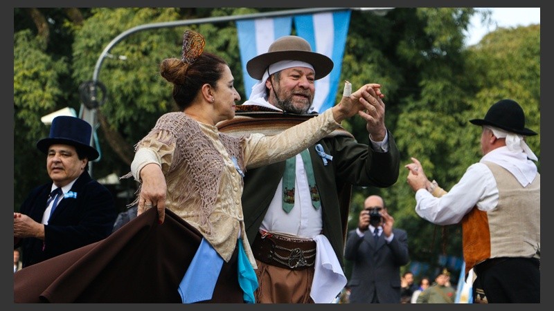 Una pareja durante el baile en los festejos por los 200 años de la Independencia.